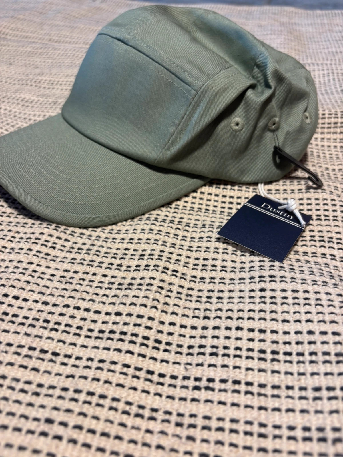 gorra de estilo jockey en un tono caqui claro