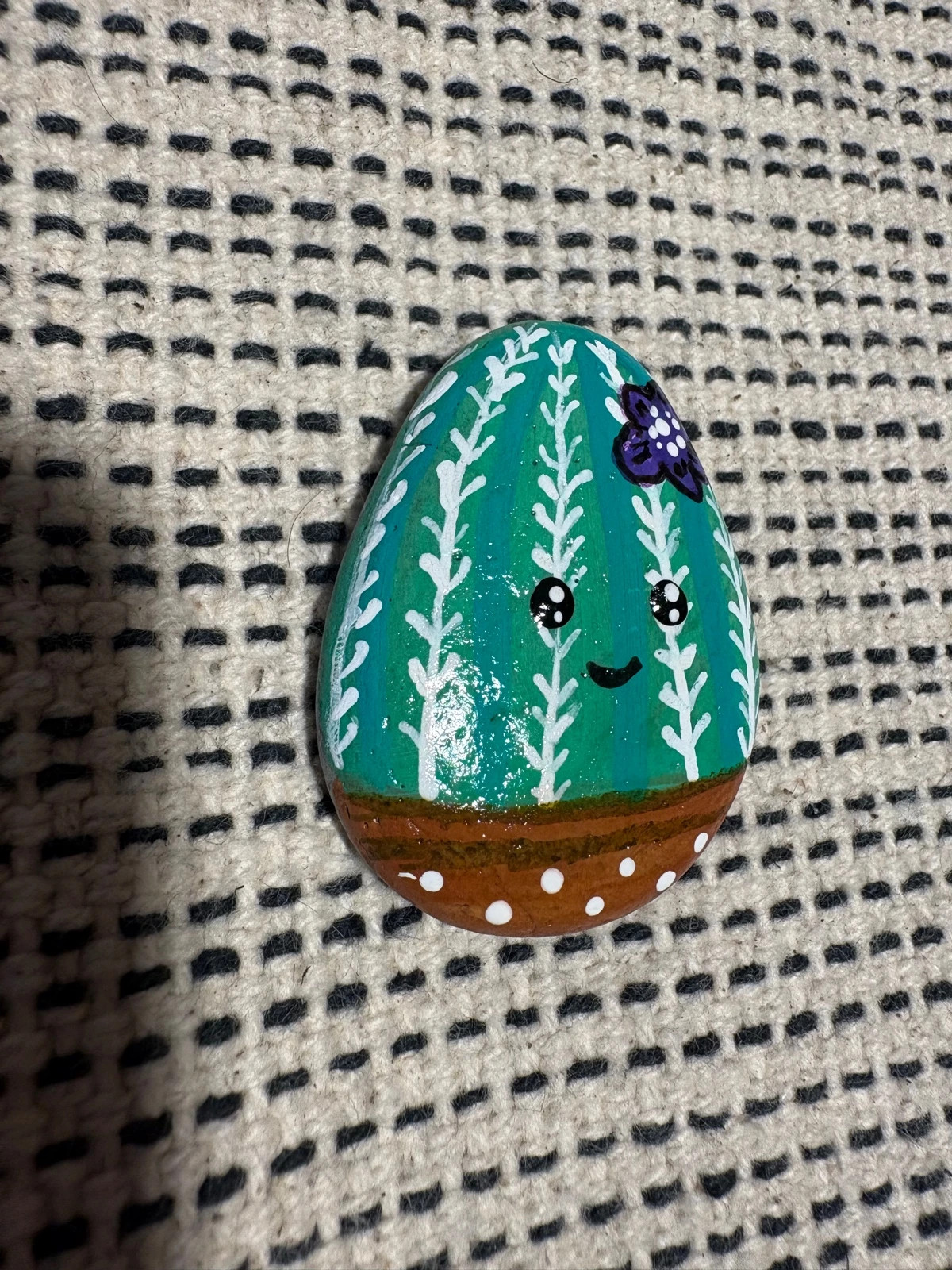 piedra decorativa pintada a mano con un cactus sonriente – Hecho a Mano 3