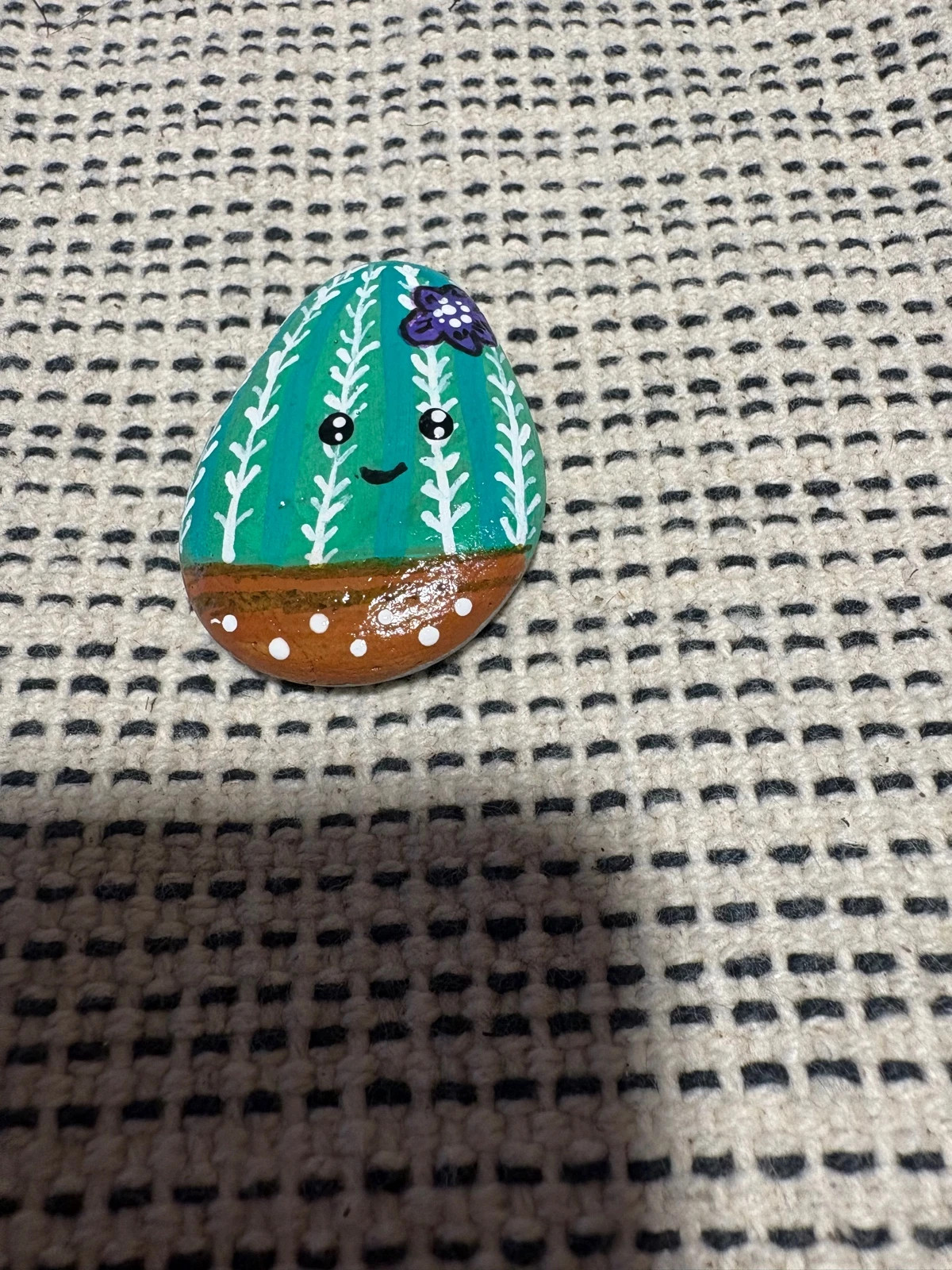 piedra decorativa pintada a mano con un cactus sonriente
