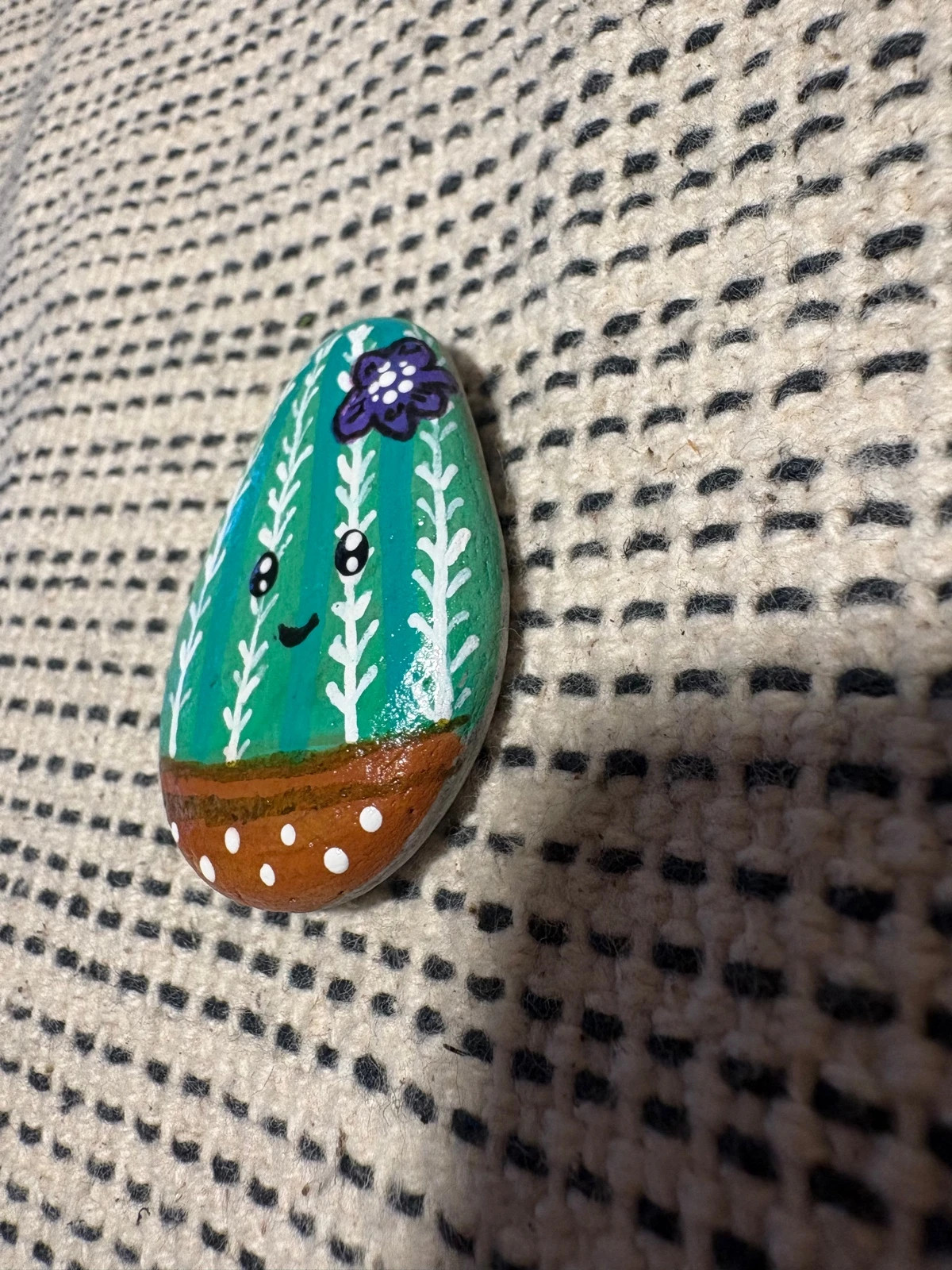 piedra decorativa pintada a mano con un cactus sonriente – Hecho a Mano 5
