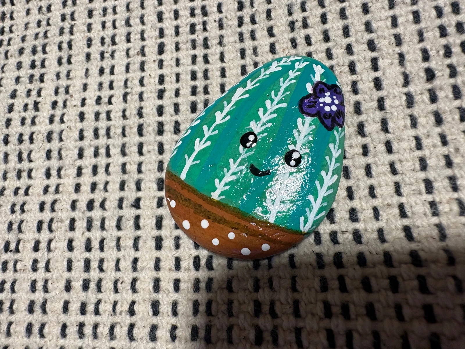 piedra decorativa pintada a mano con un cactus sonriente – Hecho a Mano 4