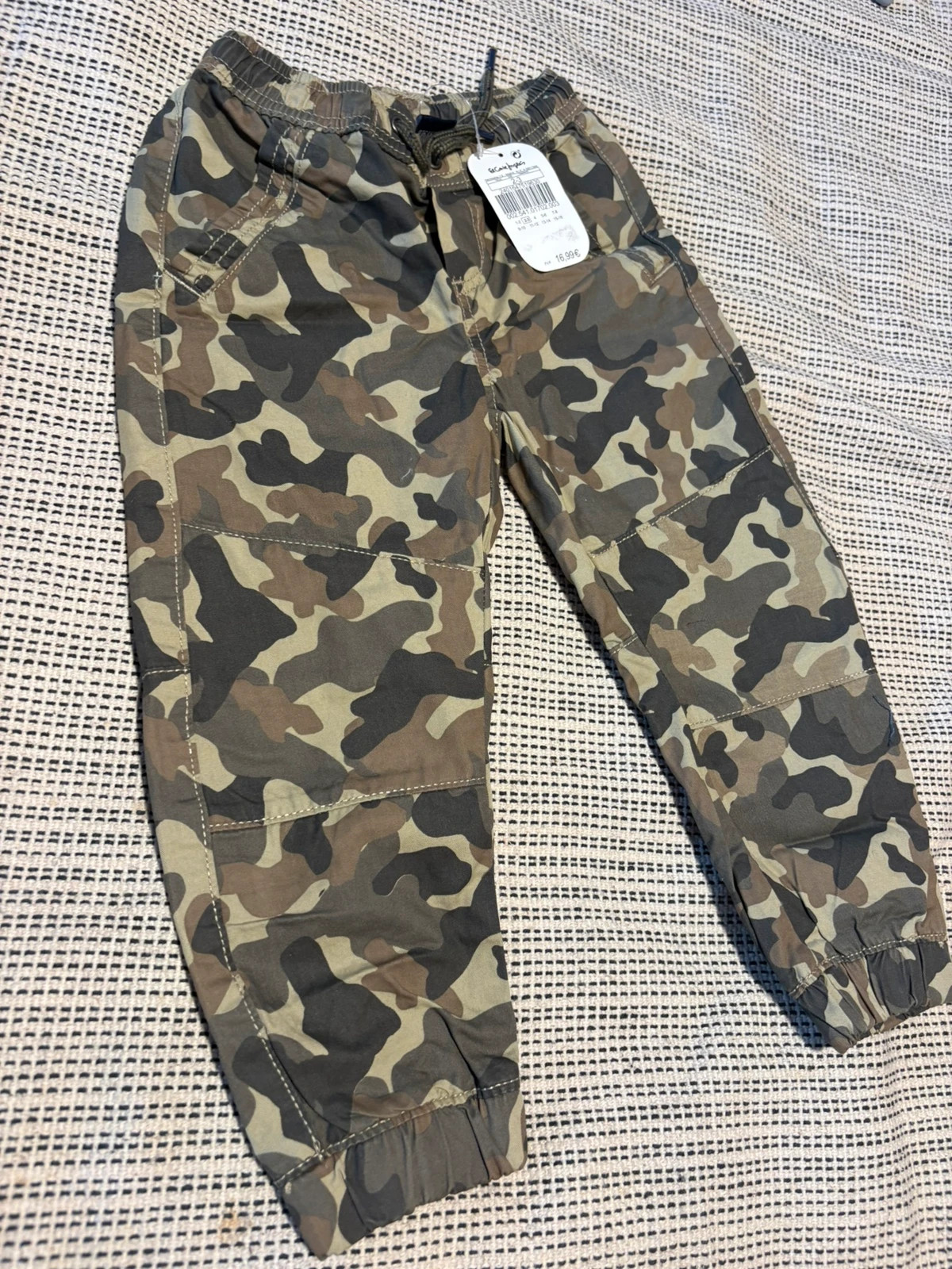 pantalón tipo jogger infantil con estampado de camuflaje militar talla 2-3