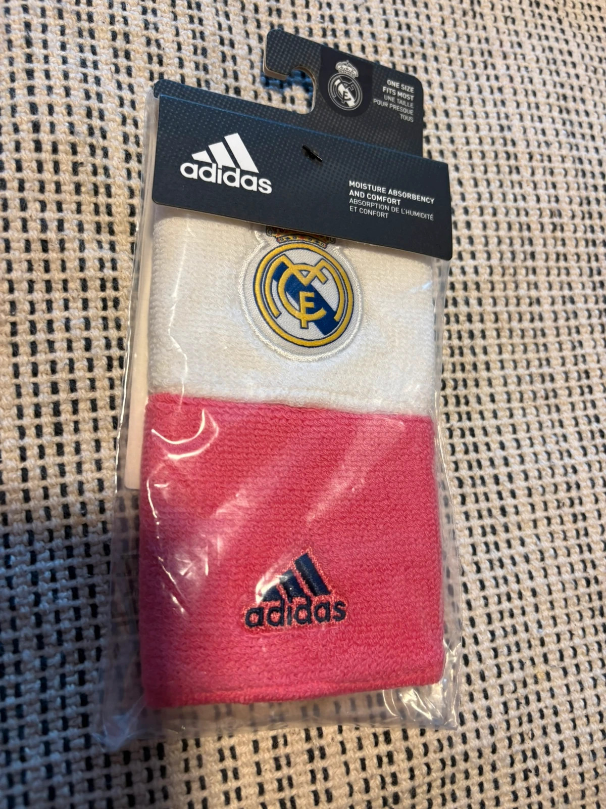 Estas muñequeras Adidas en blanco y rosa presenta un escudo bordado tejido absorbente. (Amoib) – adidas 2