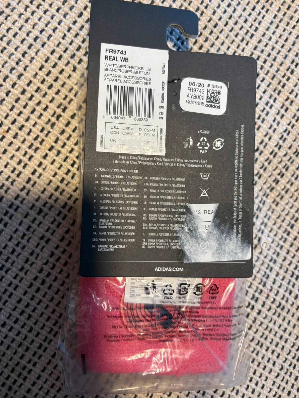 Estas muñequeras Adidas en blanco y rosa presenta un escudo bordado tejido absorbente. (Amoib) – adidas 3