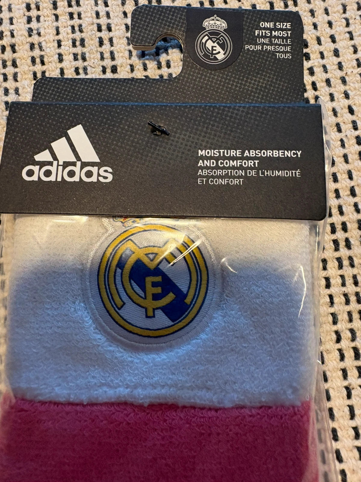 Estas muñequeras Adidas en blanco y rosa presenta un escudo bordado tejido absorbente. (Amoib) – adidas 4