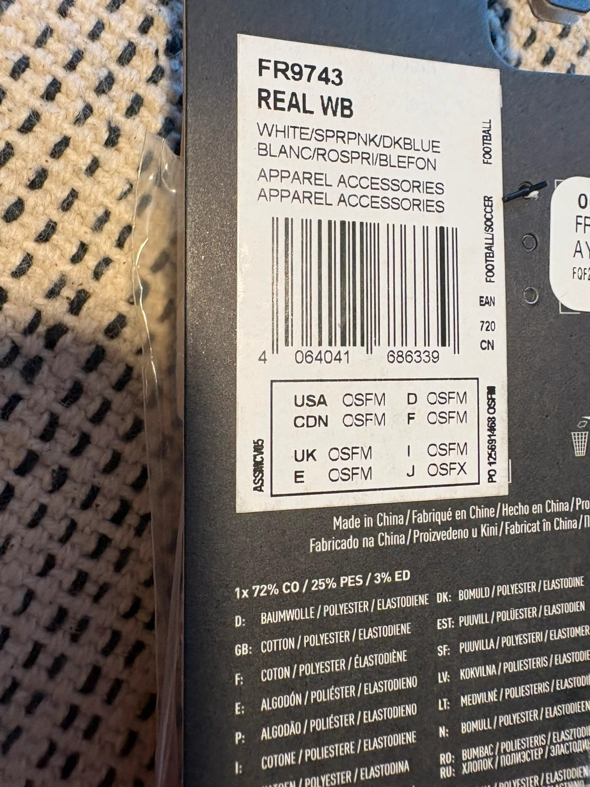 Estas muñequeras Adidas en blanco y rosa presenta un escudo bordado tejido absorbente. (Amoib) – adidas 5