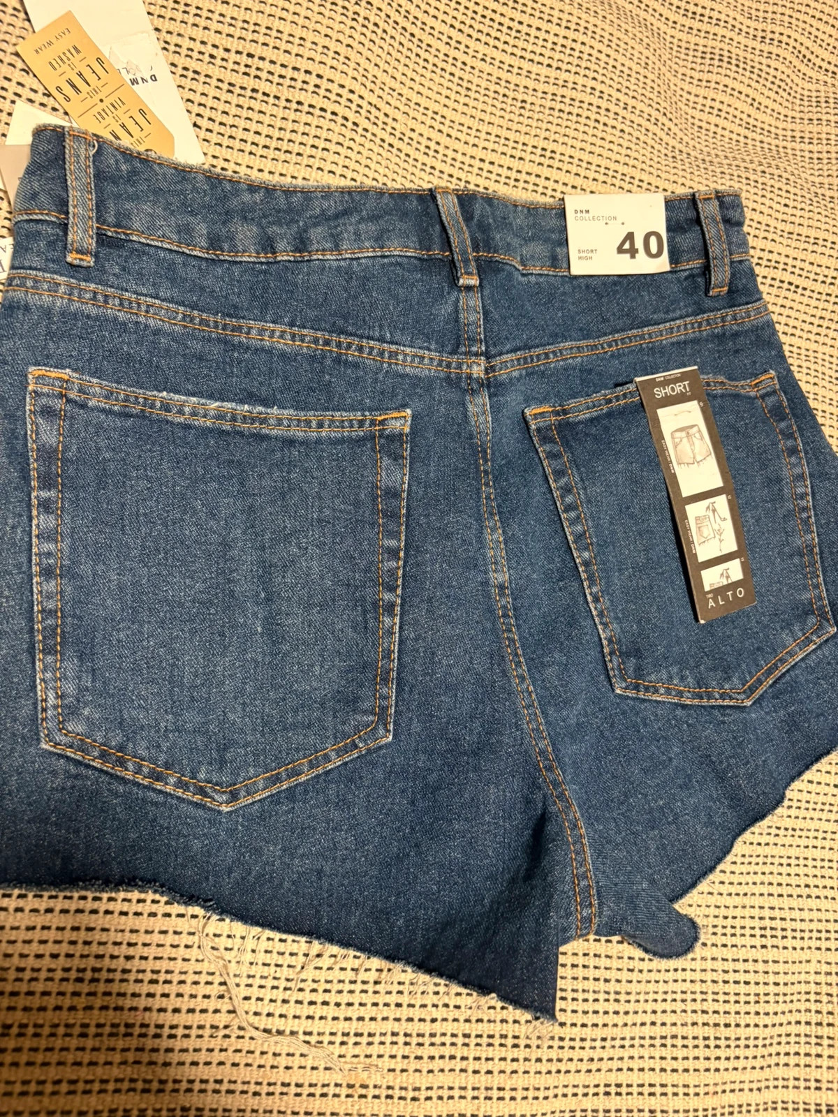 pantalones cortos vaqueros de tiro alto con bajo desflecado de la marca Easy Wear talla 40 – Easy Wear – taille L / 40 / 12 5
