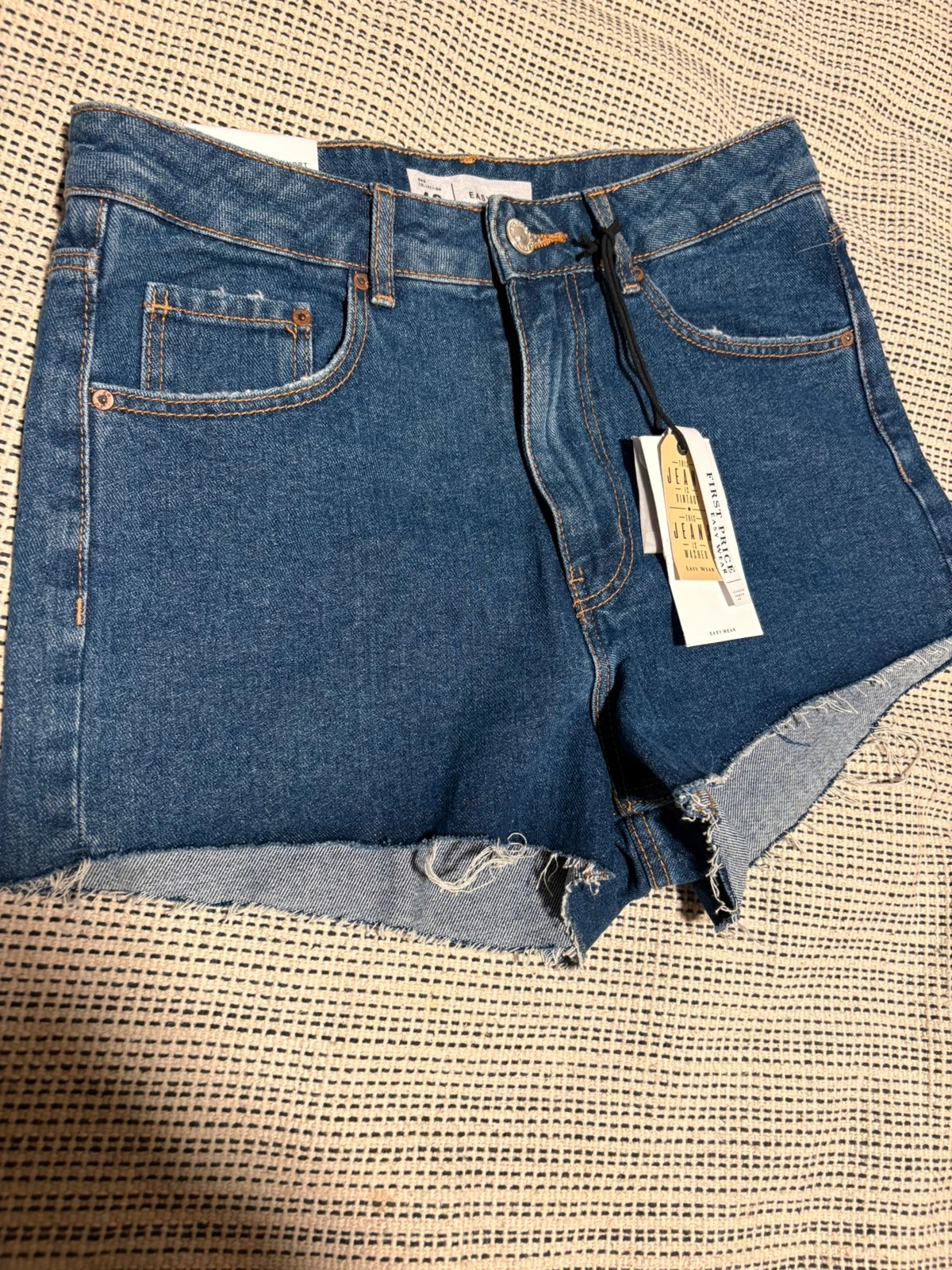 pantalones cortos vaqueros de tiro alto con bajo desflecado de la marca Easy Wear talla 40 – Easy Wear – taille L / 40 / 12