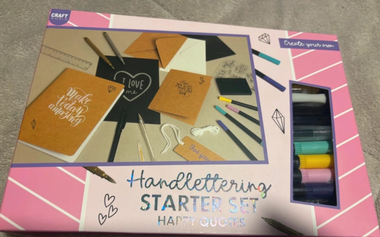 kit de inicio de caligrafía y lettering de la marca Craft World (amoi.act) – Action 2
