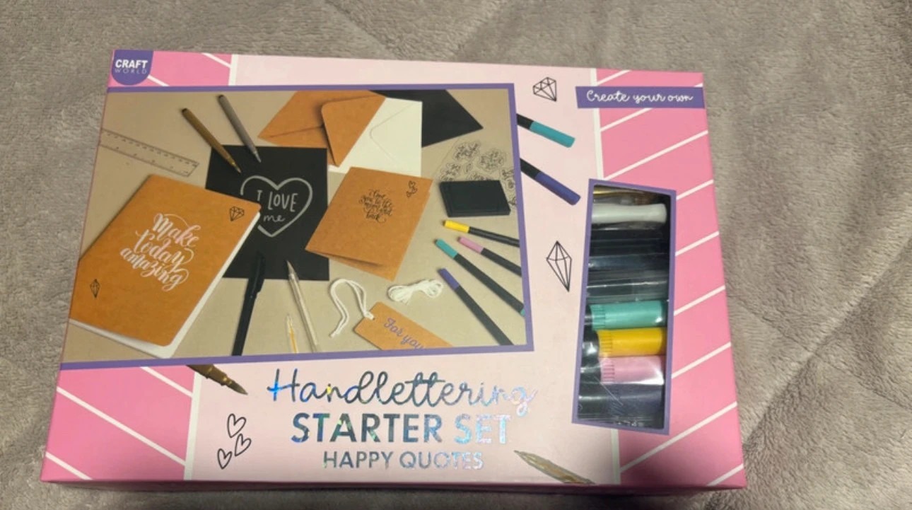 kit de inicio de caligrafía y lettering de la marca Craft World (amoi.act)