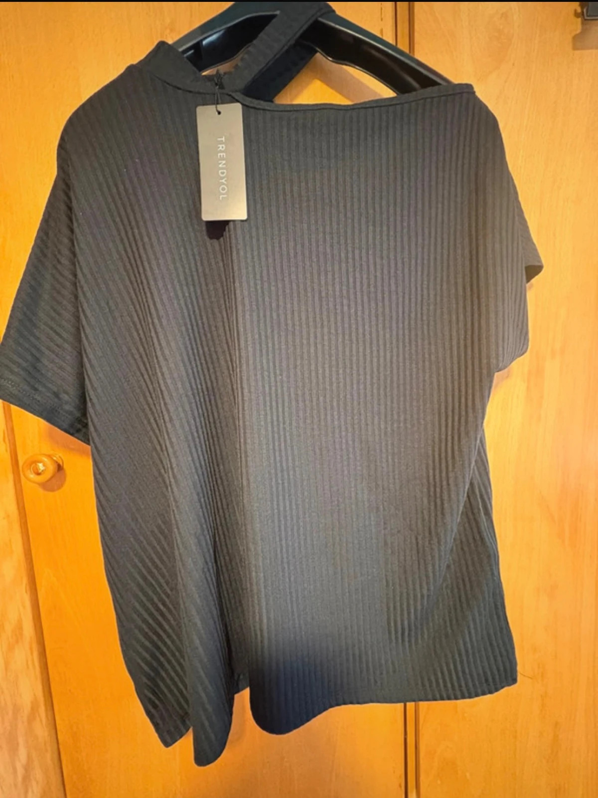 camiseta negra de canalé de la marca Trendyol talla 50/5XL (amoic)