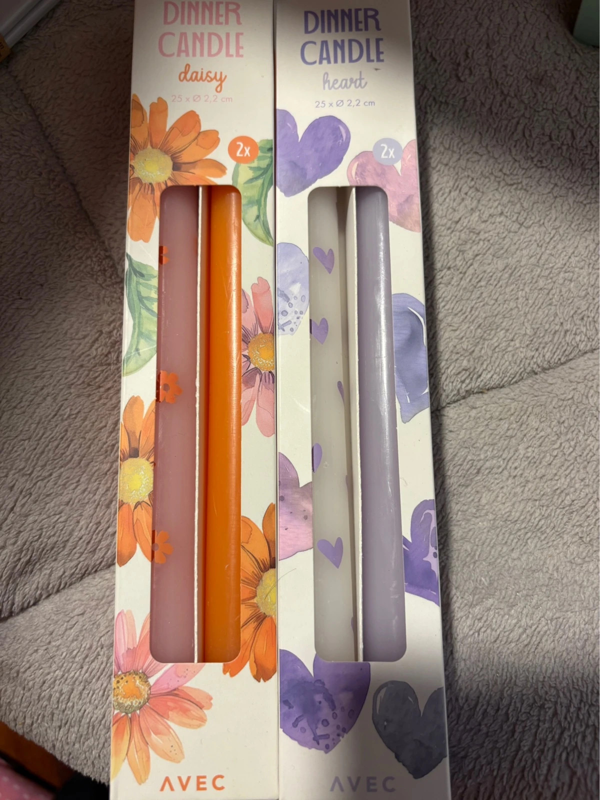Dos set de velas una de flores naranjas otras de corazones lila (amoi.act)