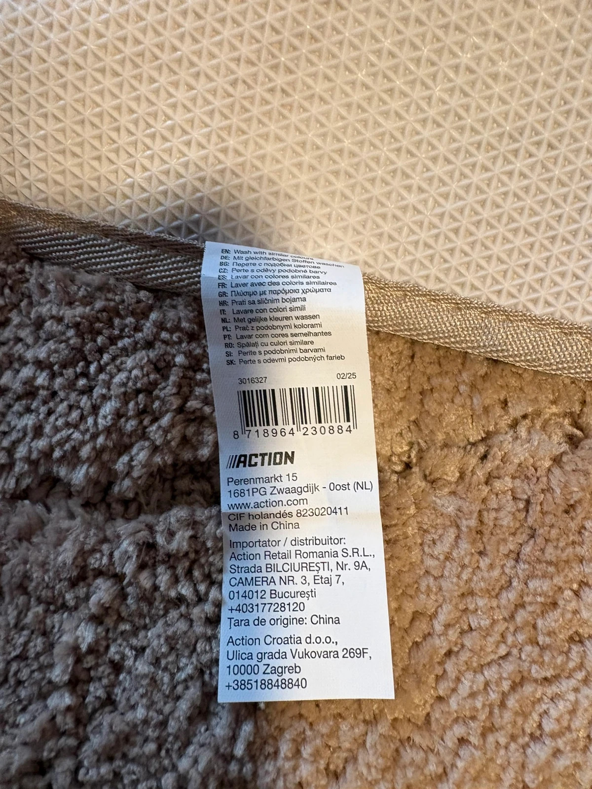 alfombrilla de baño ondas en relieve de 50 x 80 cm de color beige (amoi.act) – Action 5