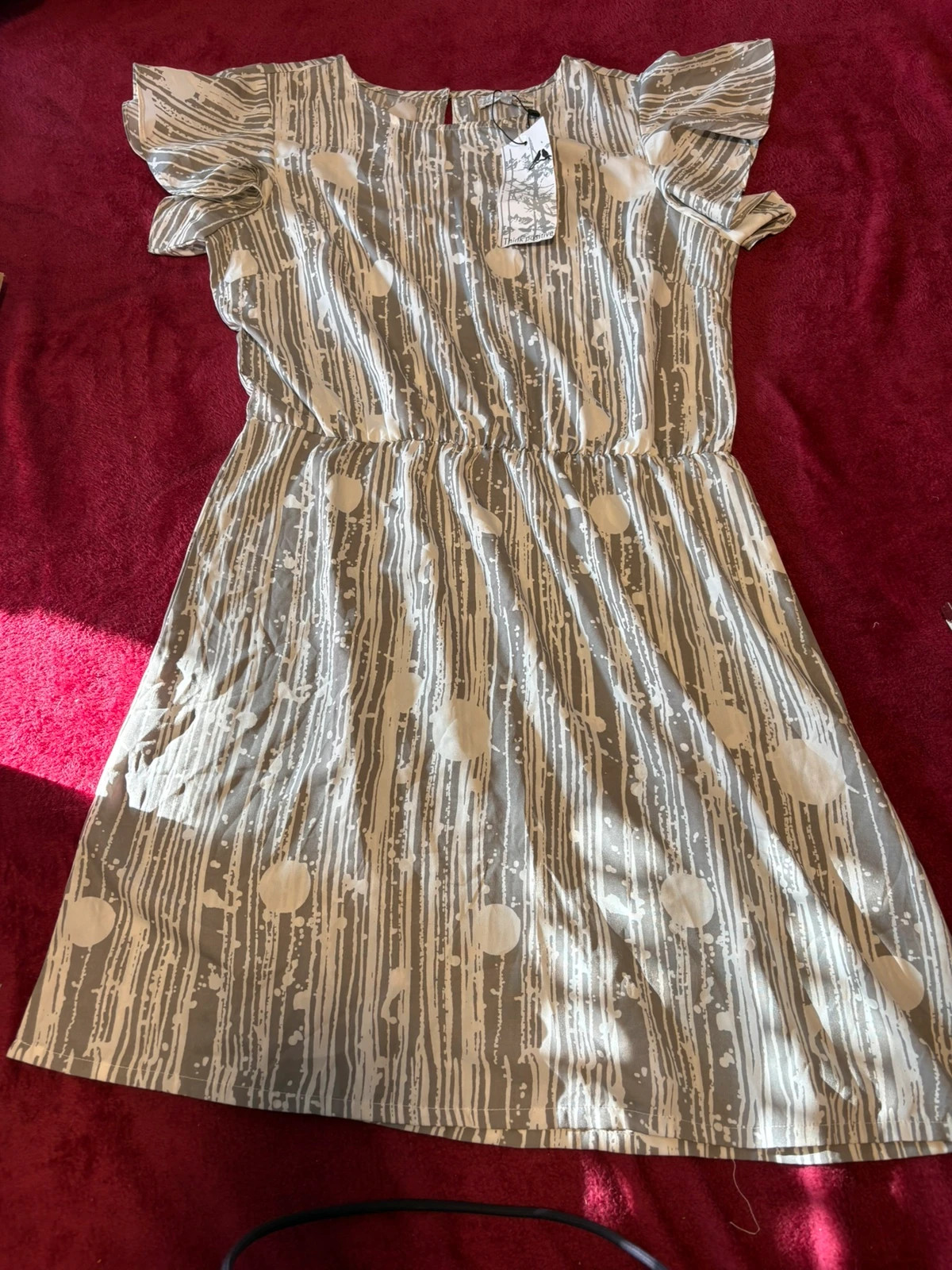 vestido estampado lineal gris y blanco con detalles de volantes en las mangas (amoi) – Think Positive – taille L / 40 / 12 2
