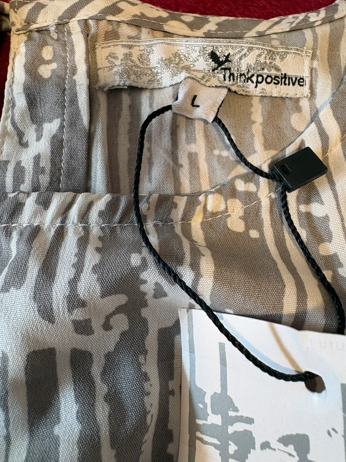 vestido estampado lineal gris y blanco con detalles de volantes en las mangas (amoi) – Think Positive – taille L / 40 / 12 4