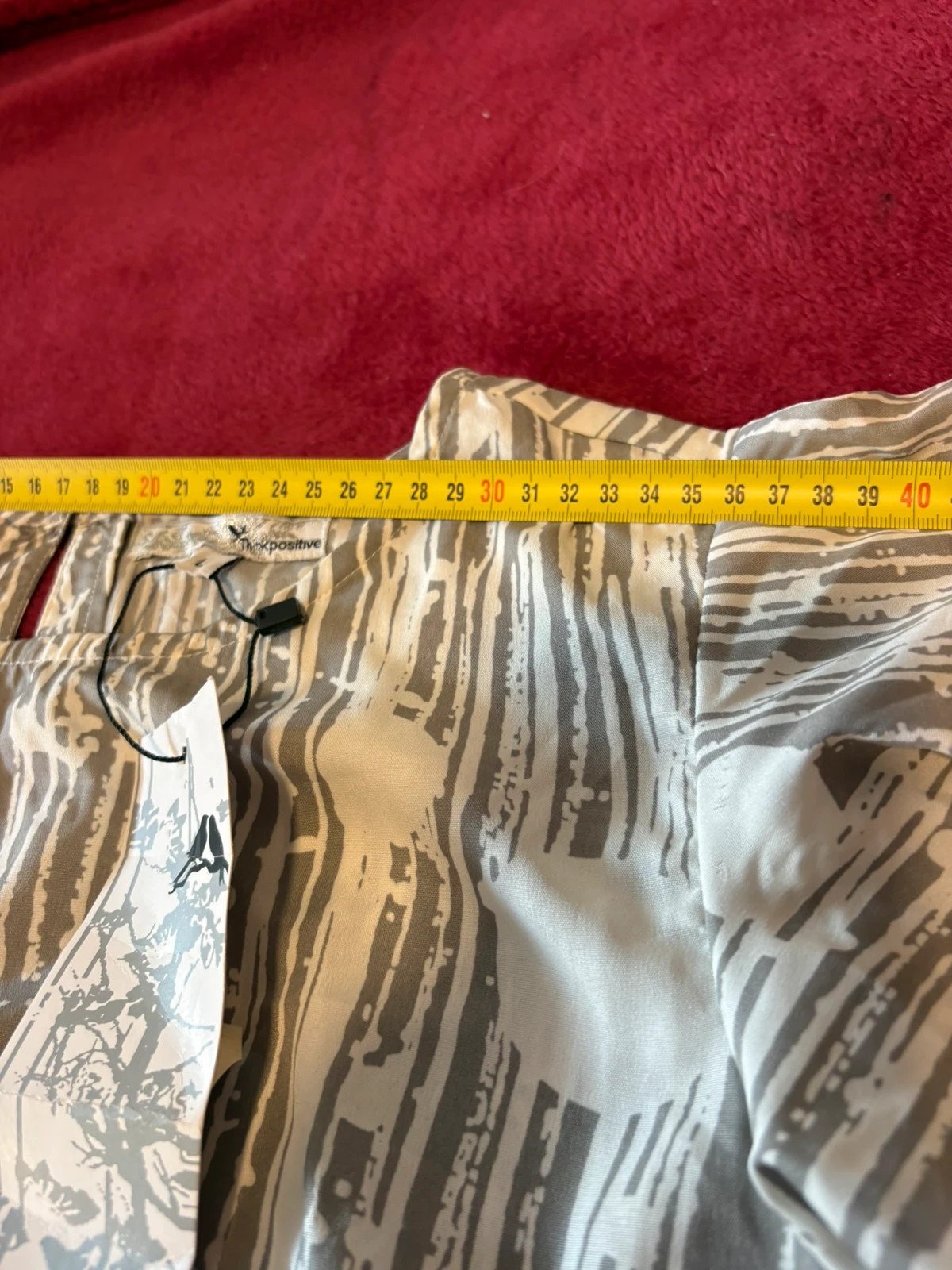 vestido estampado lineal gris y blanco con detalles de volantes en las mangas (amoi) – Think Positive – taille L / 40 / 12 5