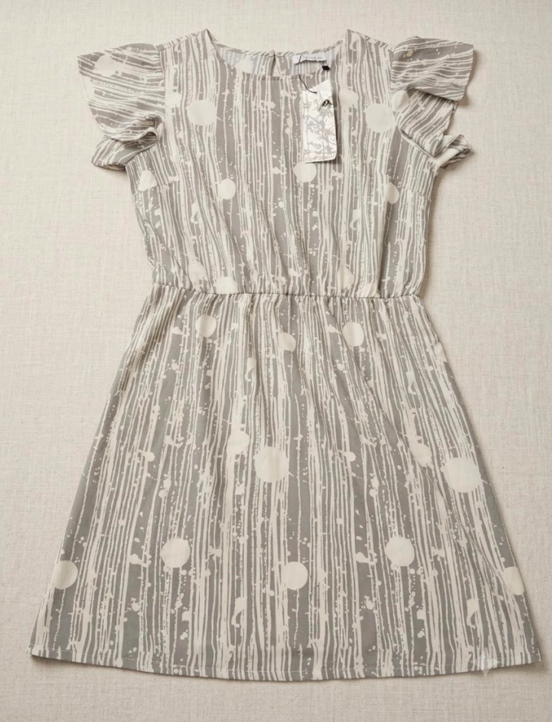 vestido estampado lineal gris y blanco con detalles de volantes en las mangas (amoi)