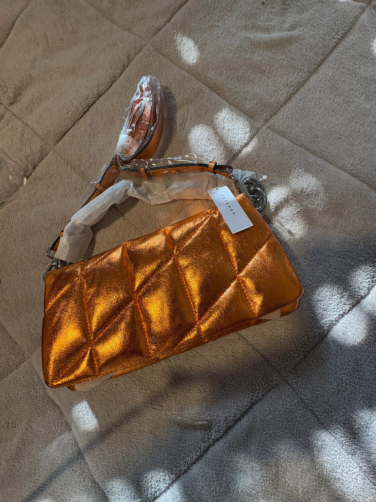 bolso de hombro acolchado metalizado de la marca Topshop (amoih)