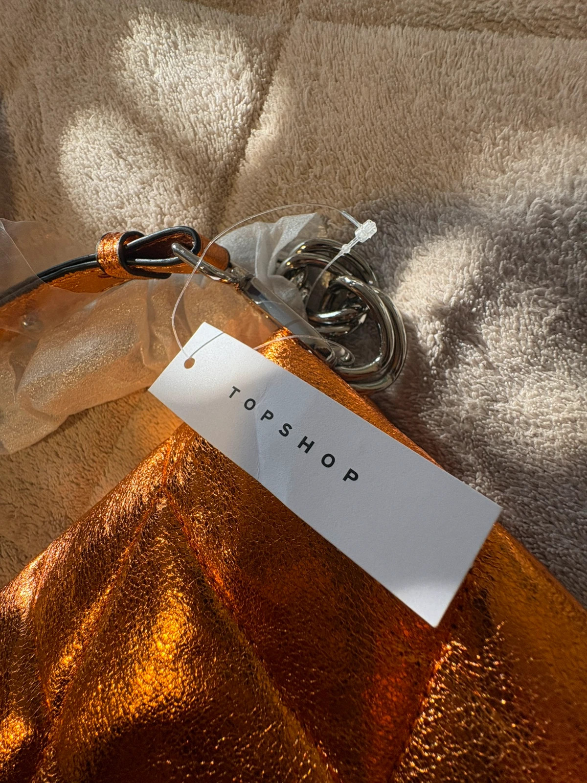 bolso de hombro acolchado metalizado de la marca Topshop (amoih) – Topshop 3