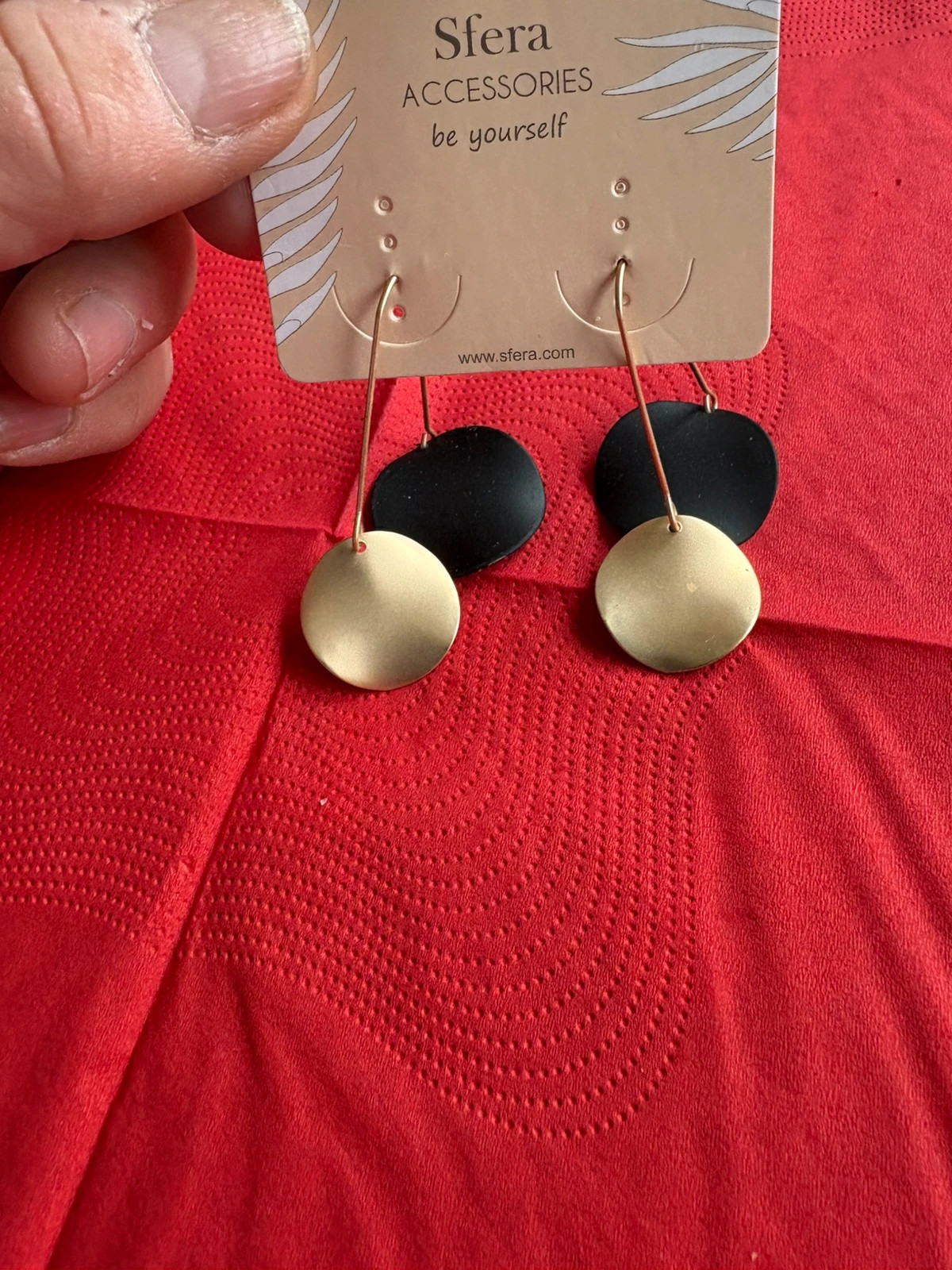 Pendientes largos dorado y negro de Sfera (amoi.a) – Sfera 2