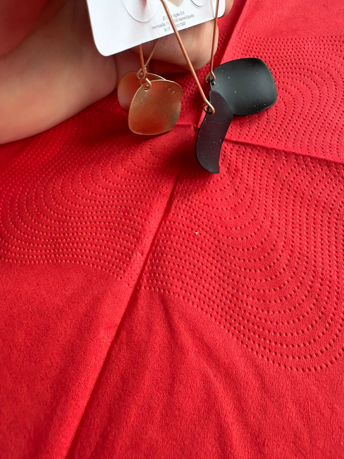 Pendientes largos dorado y negro de Sfera (amoi.a) – Sfera 3