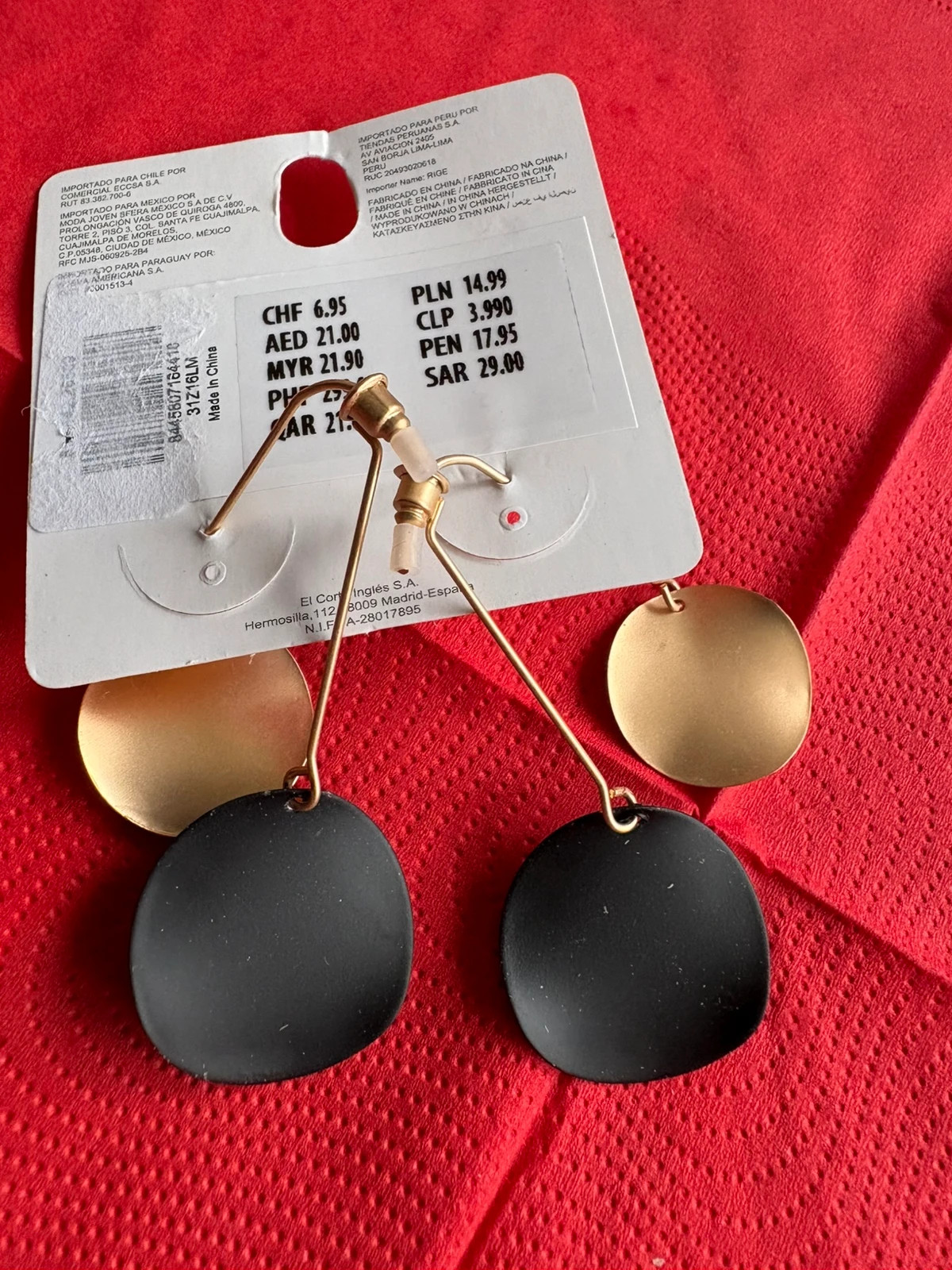 Pendientes largos dorado y negro de Sfera (amoi.a) – Sfera 4