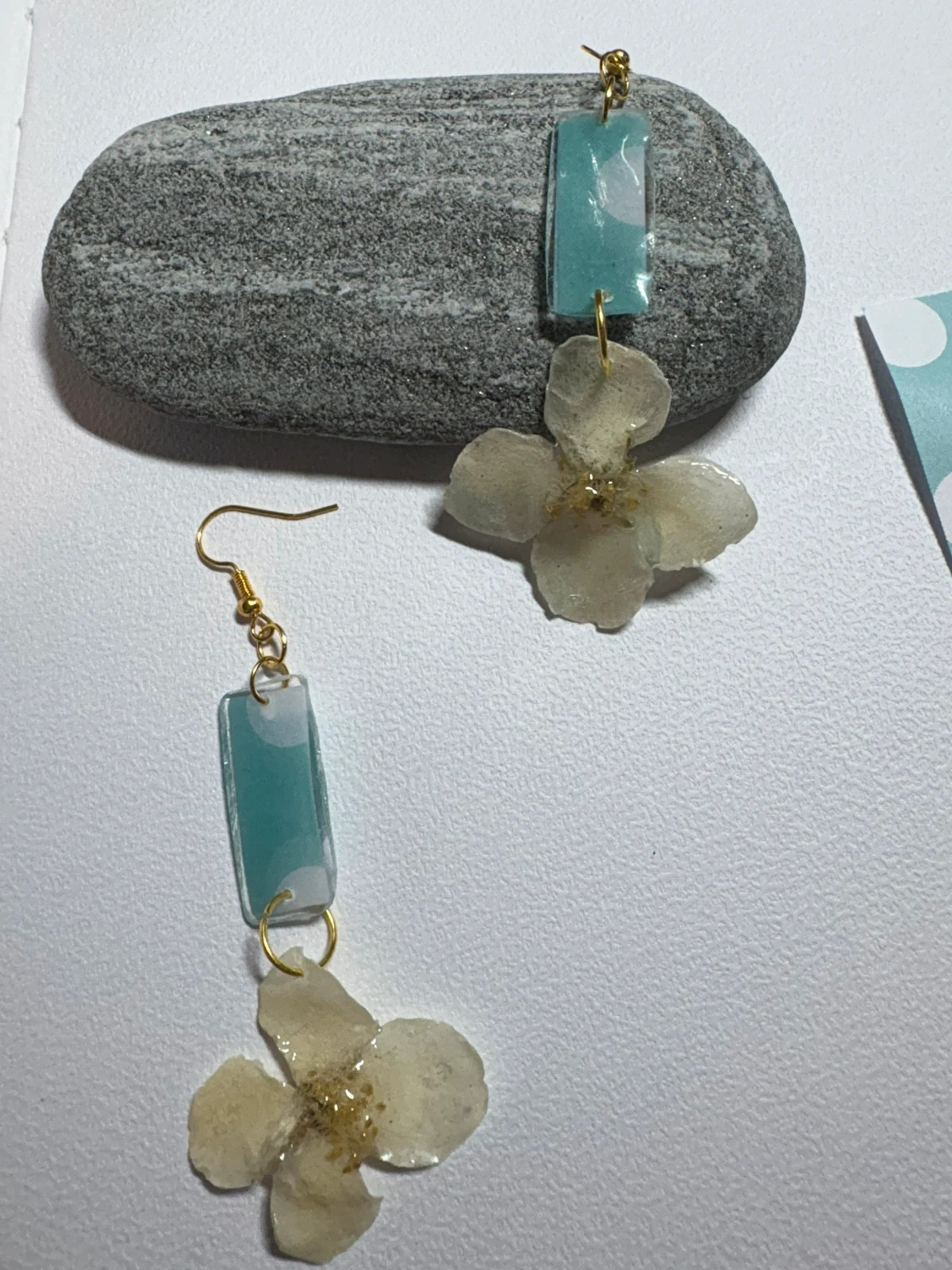 Pendientes flor filadelfo natural que evoca ternura y agradecimiento (amoi)