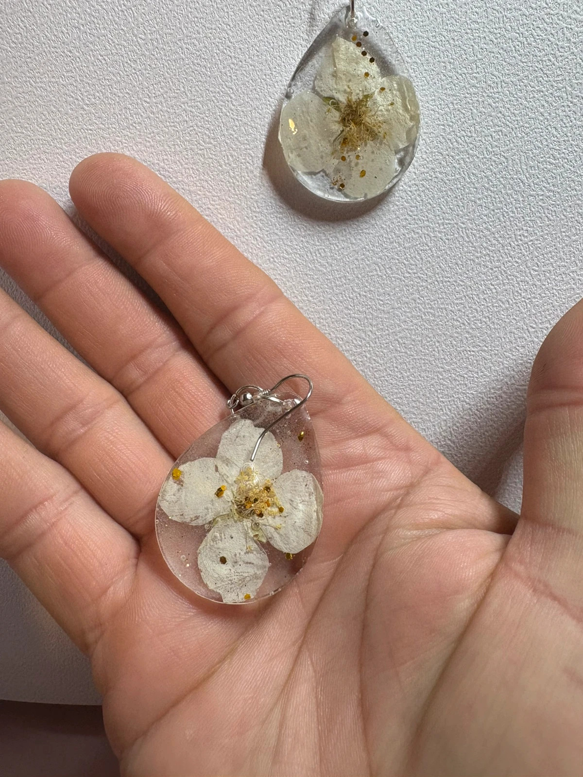 Pendientes flor de Filadelfo (amoi) – Mano 4