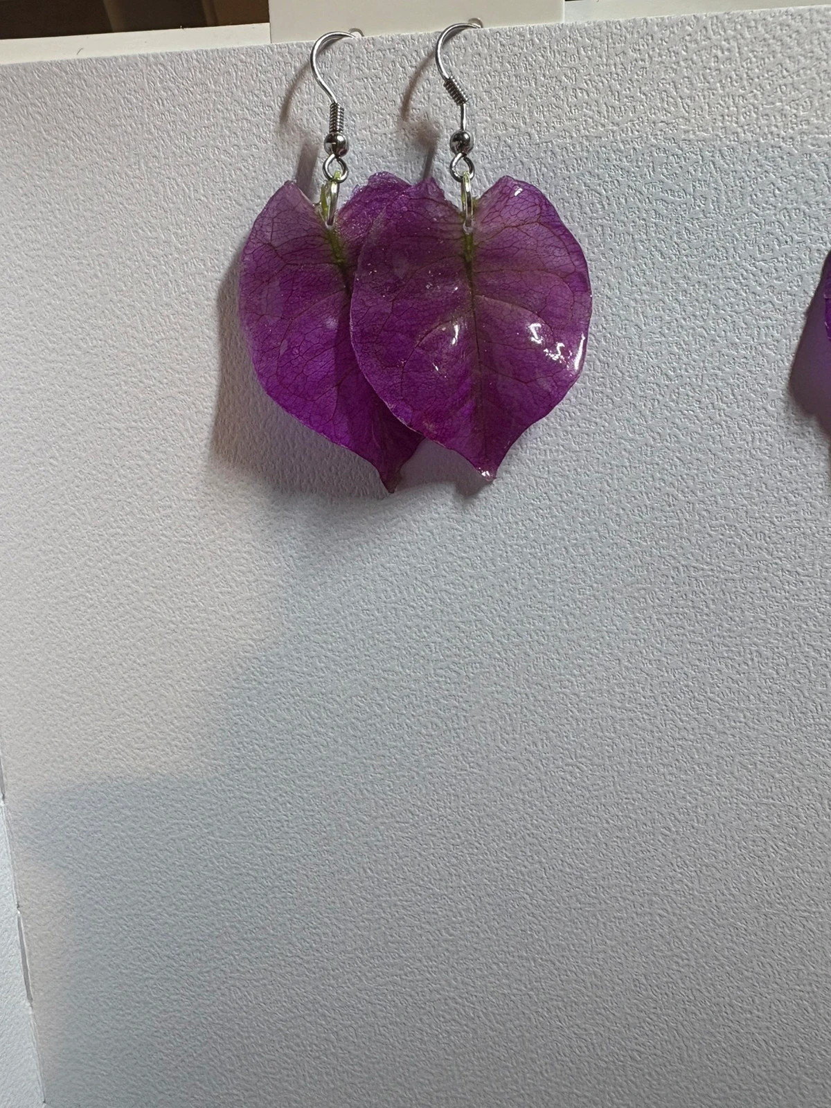 Pendientes de brácteas de buganvilla (amoi) – Mano