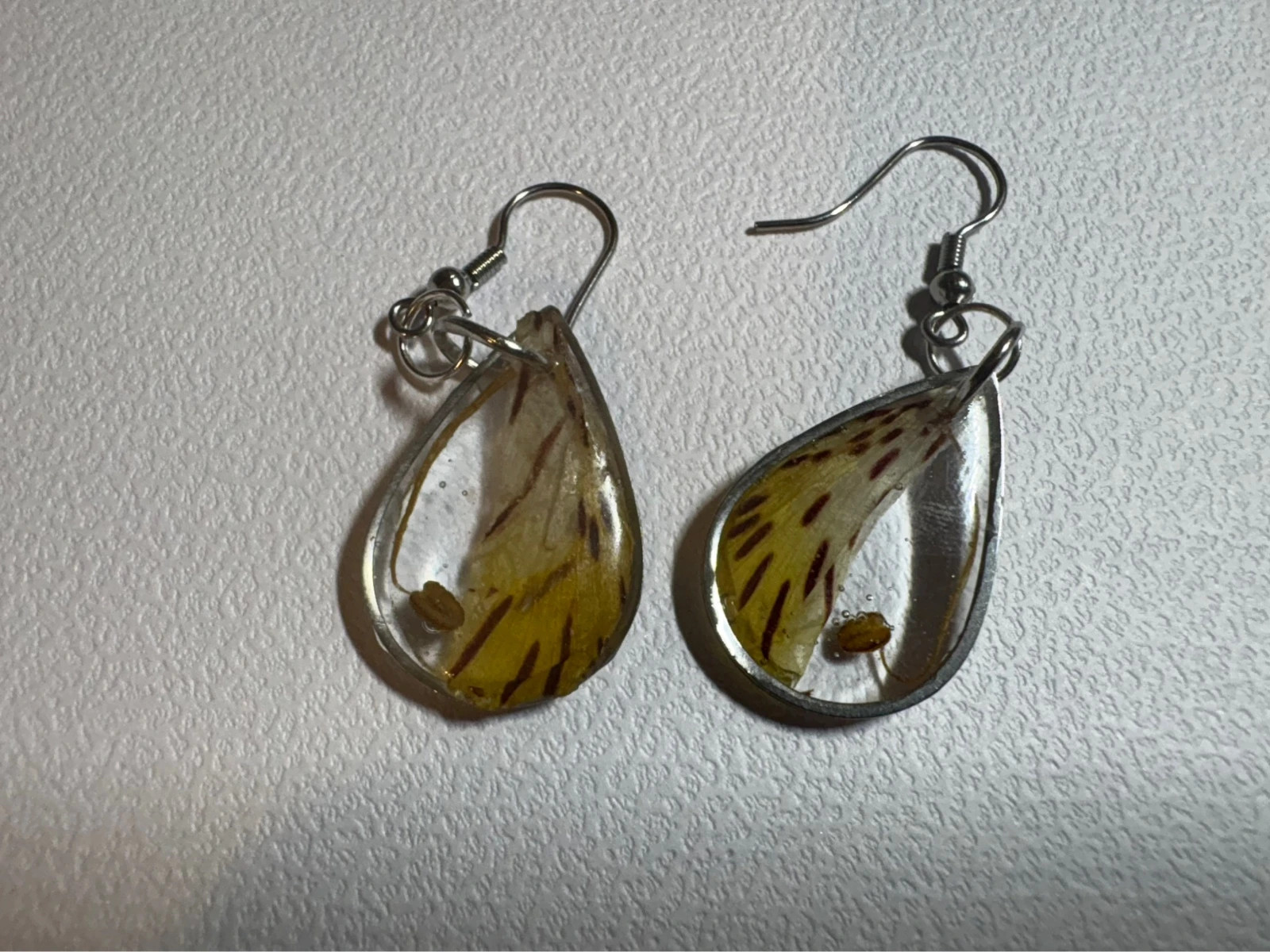 pendientes con colgante pétalo flor de Alstroemeria hechos a mano – Mano 2