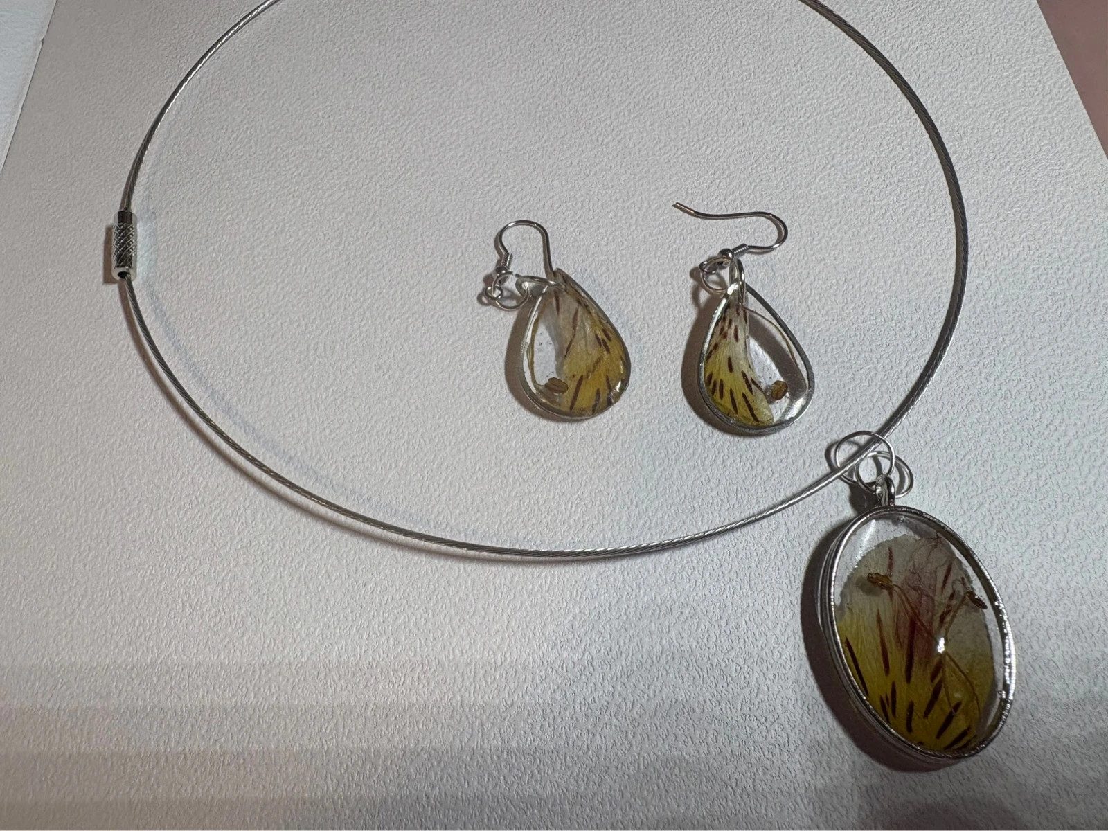 pendientes con colgante pétalo flor de Alstroemeria hechos a mano – Mano 3