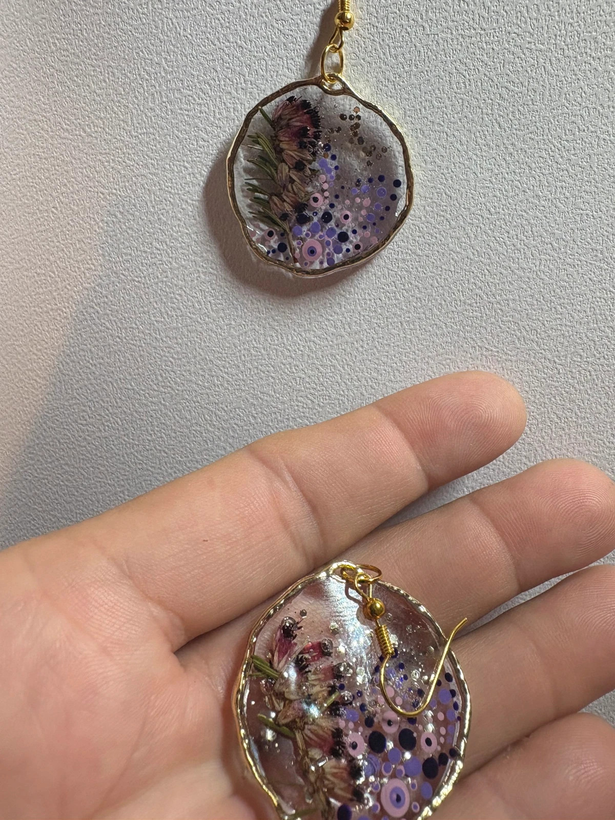 Pendientes flor brezo y puntillismo (amoi) – Mano 5