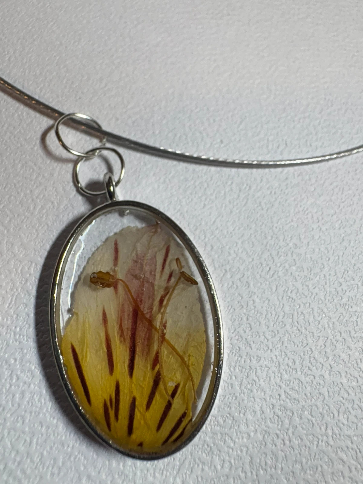 Colgante con pétalo de flor de Alstroemeria (amoi) – Mano 3