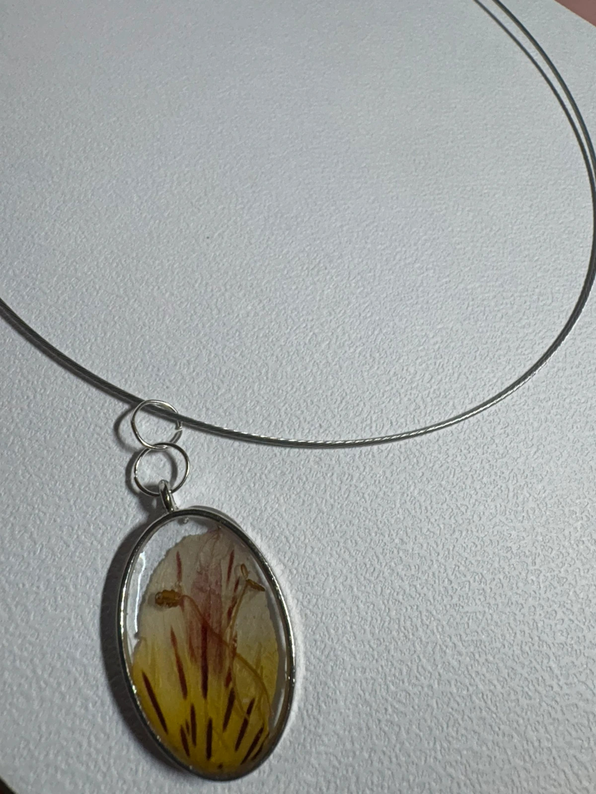 Colgante con pétalo de flor de Alstroemeria (amoi) – Mano 5