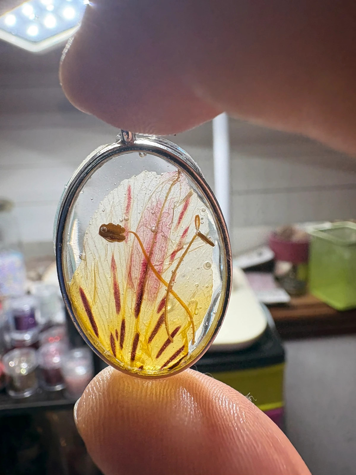 Colgante con pétalo de flor de Alstroemeria (amoi) – Mano 2