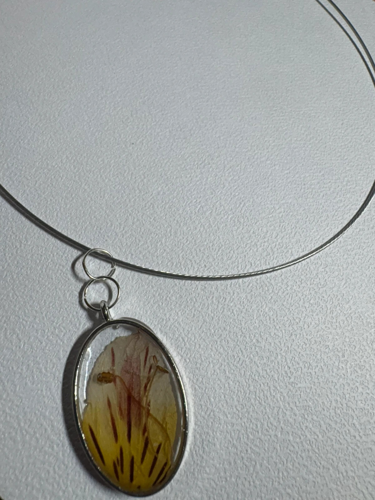 Colgante con pétalo de flor de Alstroemeria (amoi) – Mano 4