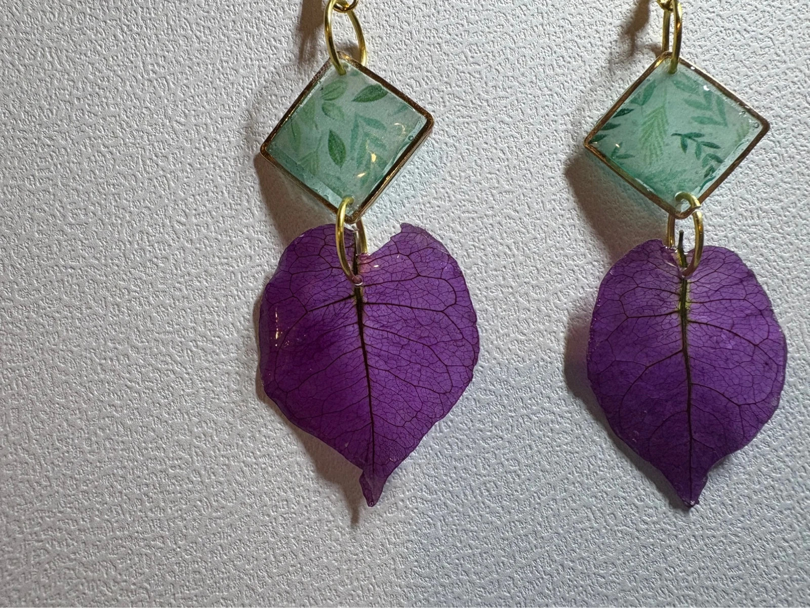 Pendientes naturales brácteas de buganvilla hechos a mano (amoi) – Mano 3