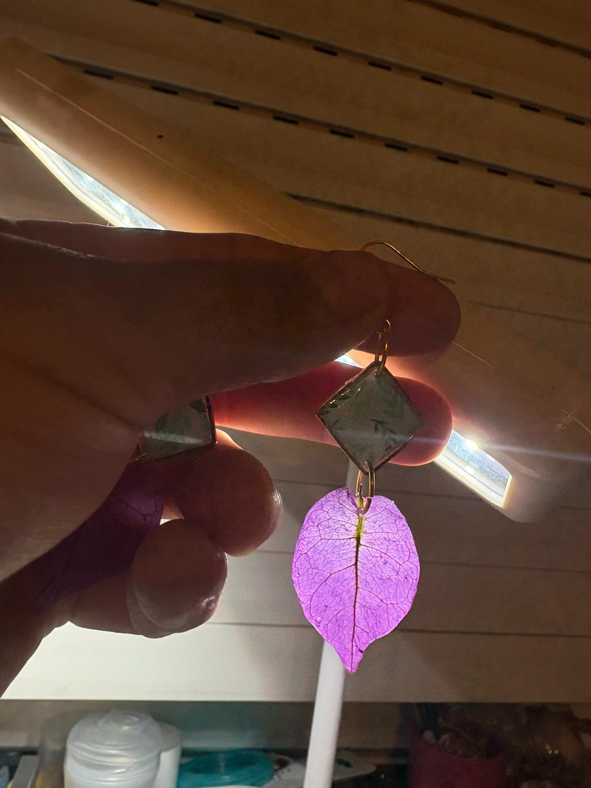 Pendientes naturales brácteas de buganvilla hechos a mano (amoi) – Mano 4