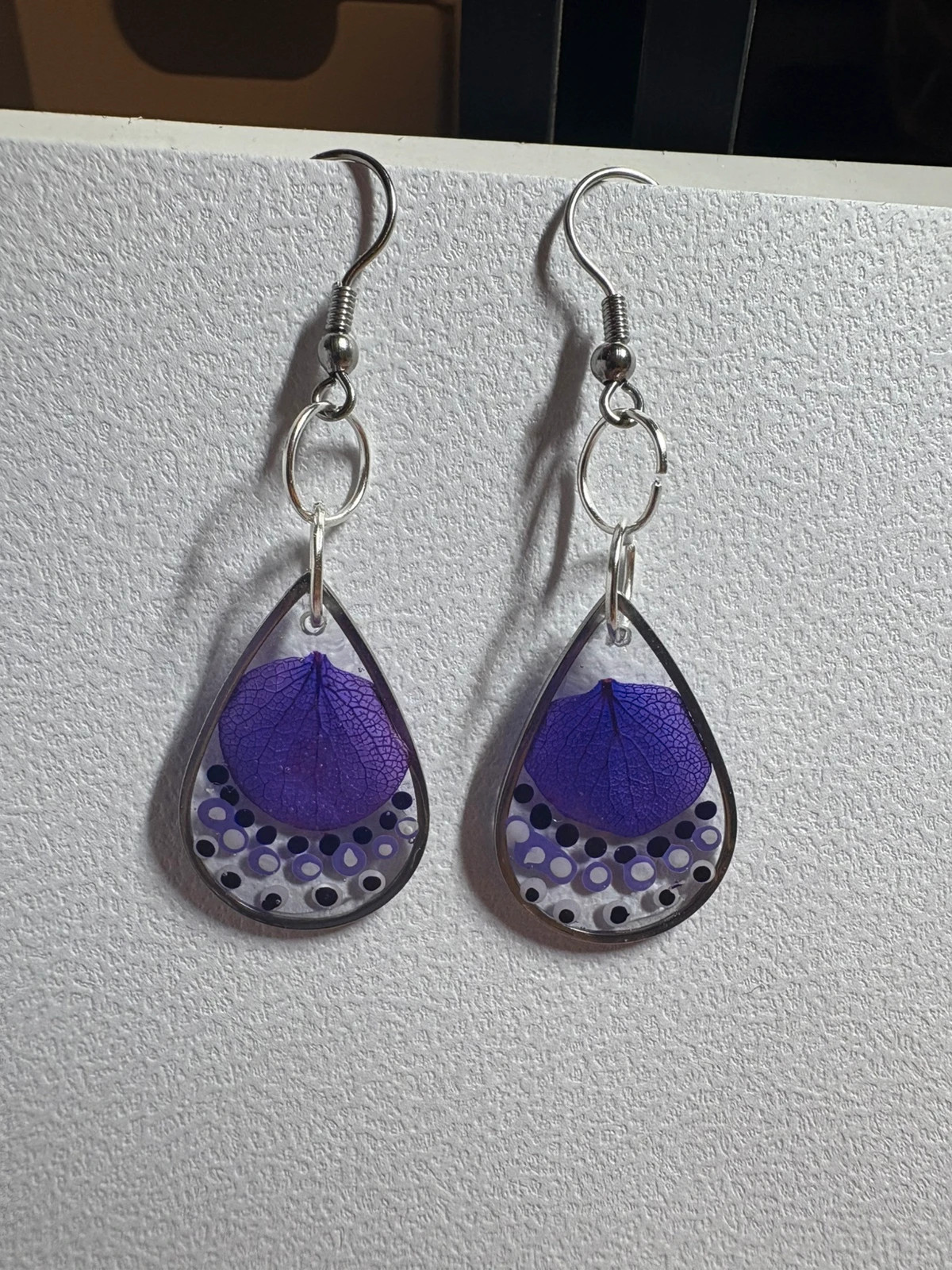 pendientes con pétalo de Hortensia y puntillismo (amoi)