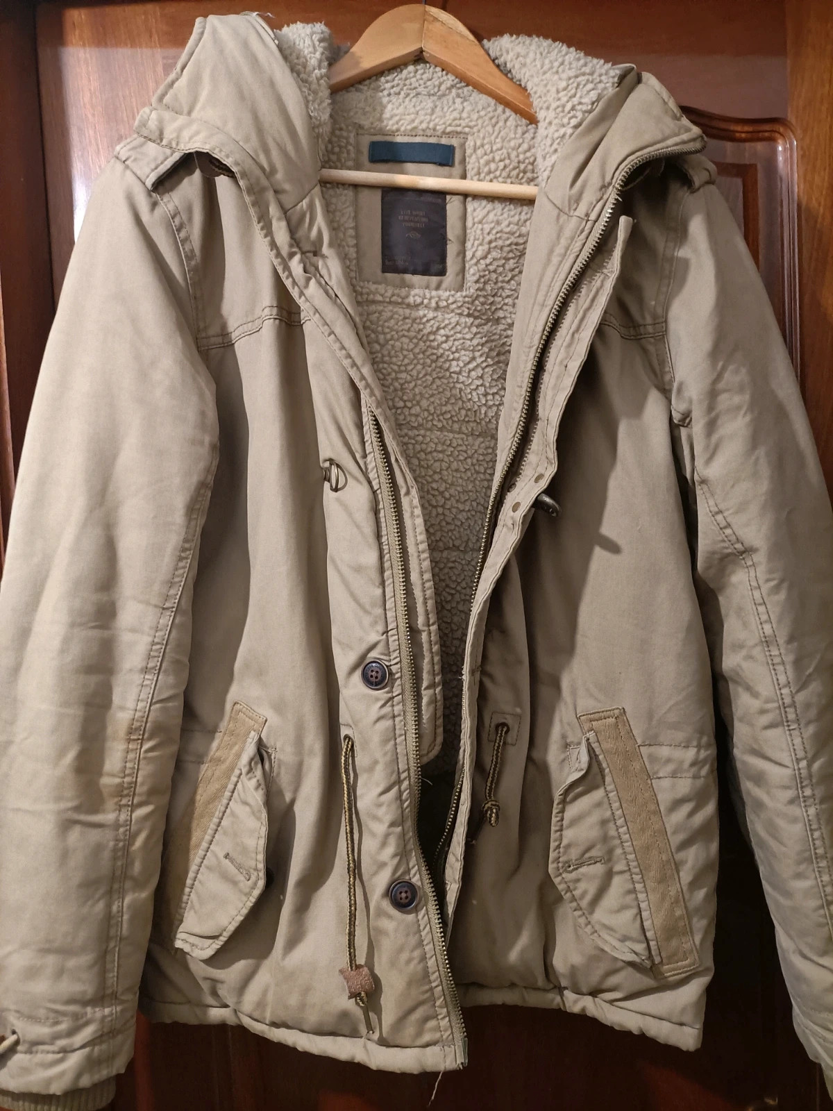 Cazadora Bershka con capucha y interior borreguillo talla S (dil) – Bershka – taille S