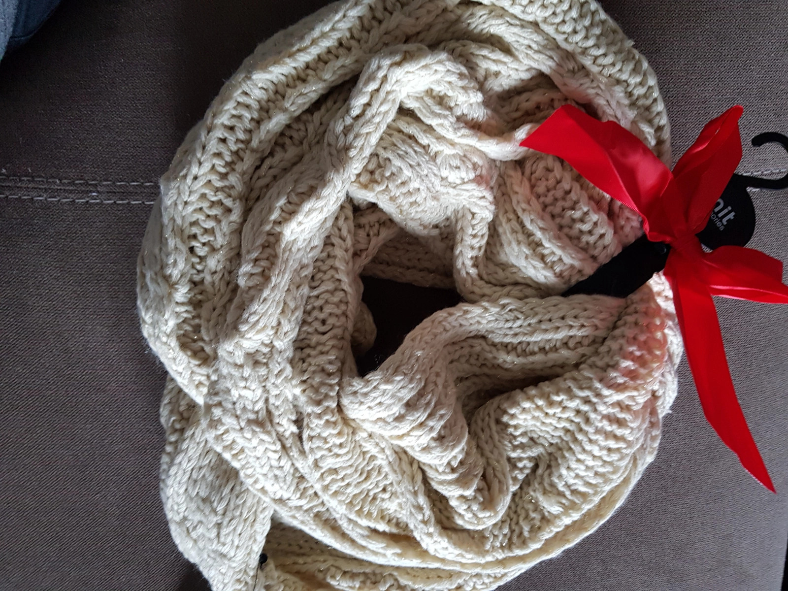 Bufanda infinita color beige con brillo (amsl)(3) – Unit 2