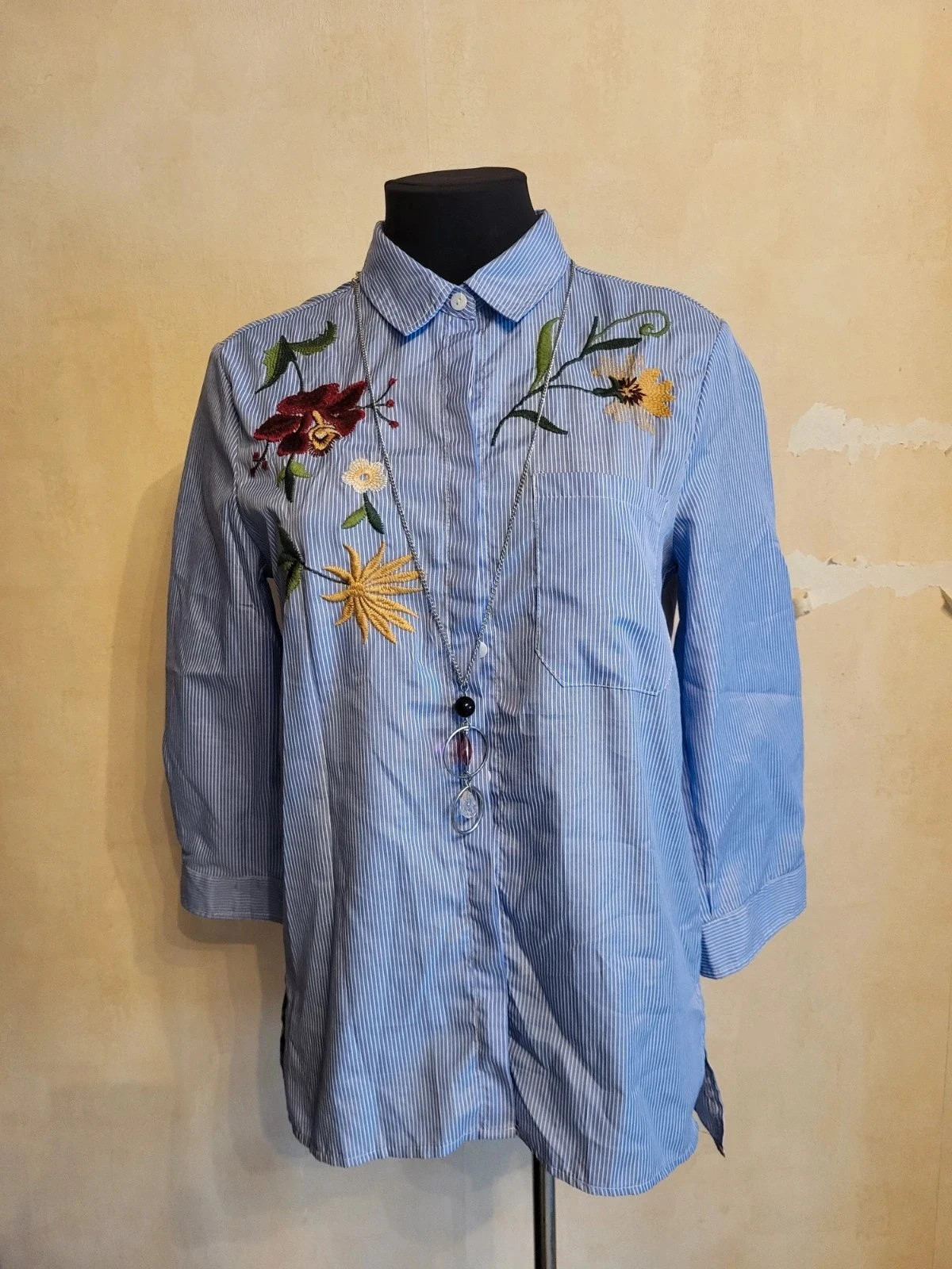 Chemise rayée bleue avec broderies fleuries – n158