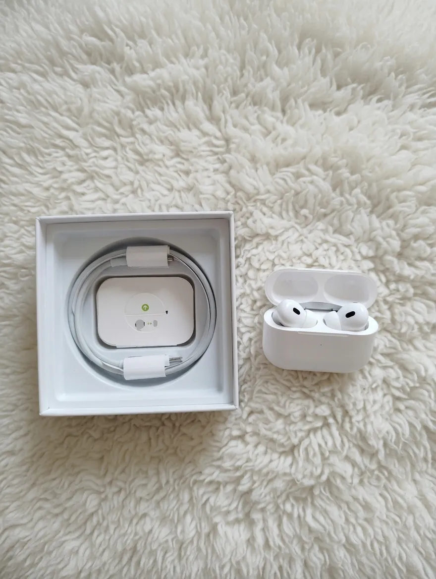 Apple AirPods Pro with charging case 9