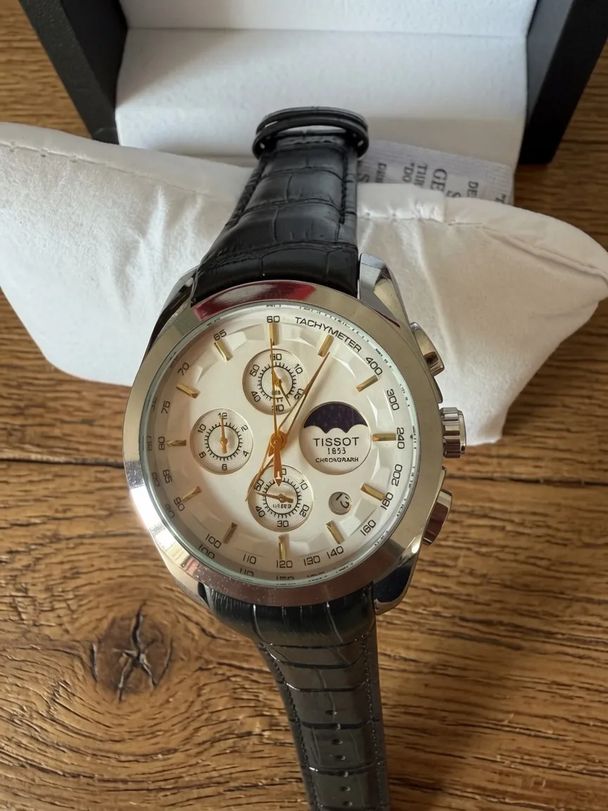 Montre chronographe cadran crème bracelet cuir