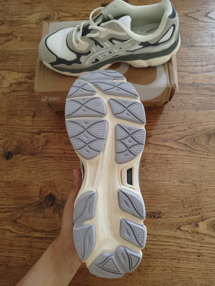White Athletic Sneakers 3