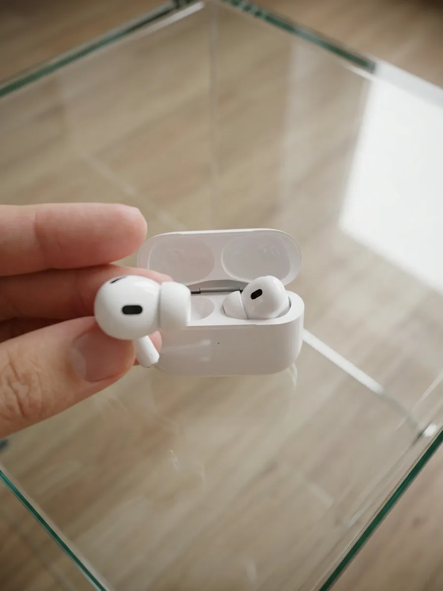 Apple AirPods Pro with charging case 4