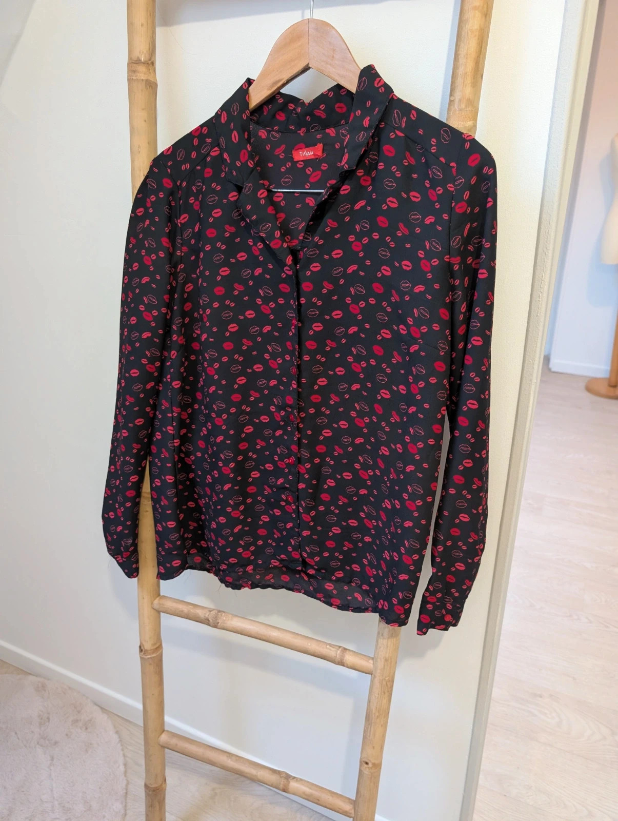 Chemisier noir à motifs rouges / Taille 40 – Tissaia – taille L / 40 / 12 2