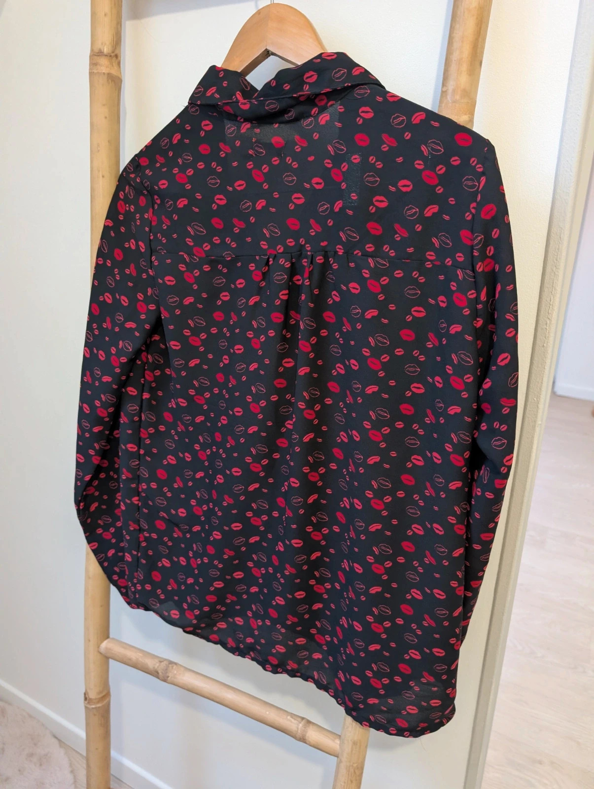 Chemisier noir à motifs rouges / Taille 40 – Tissaia – taille L / 40 / 12 5