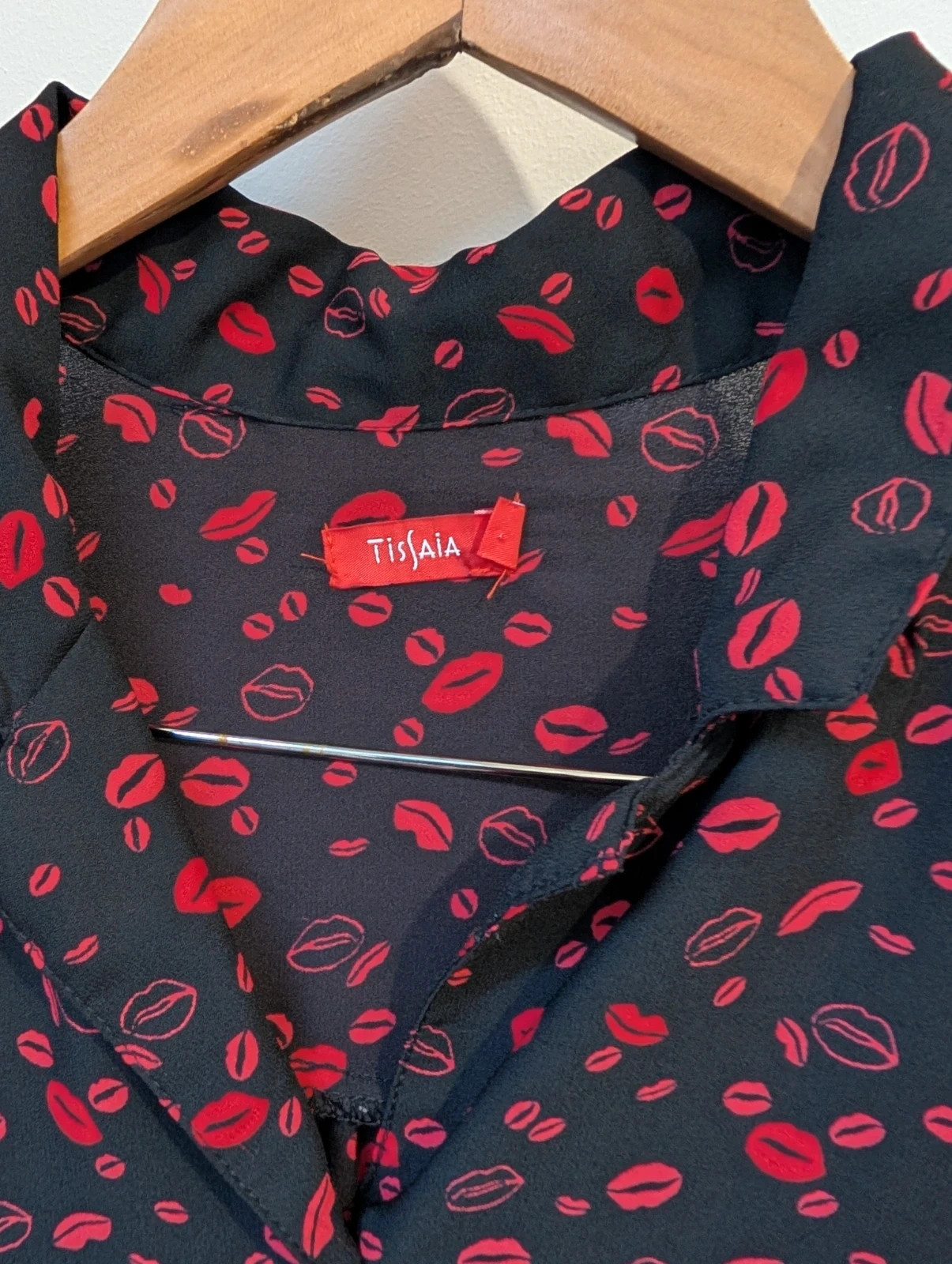 Chemisier noir à motifs rouges / Taille 40 – Tissaia – taille L / 40 / 12 4
