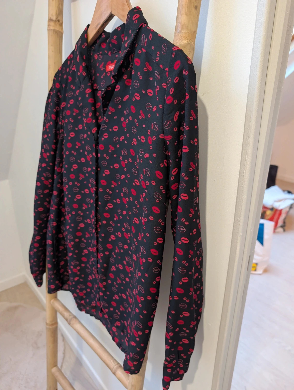 Chemisier noir à motifs rouges / Taille 40 – Tissaia – taille L / 40 / 12 3
